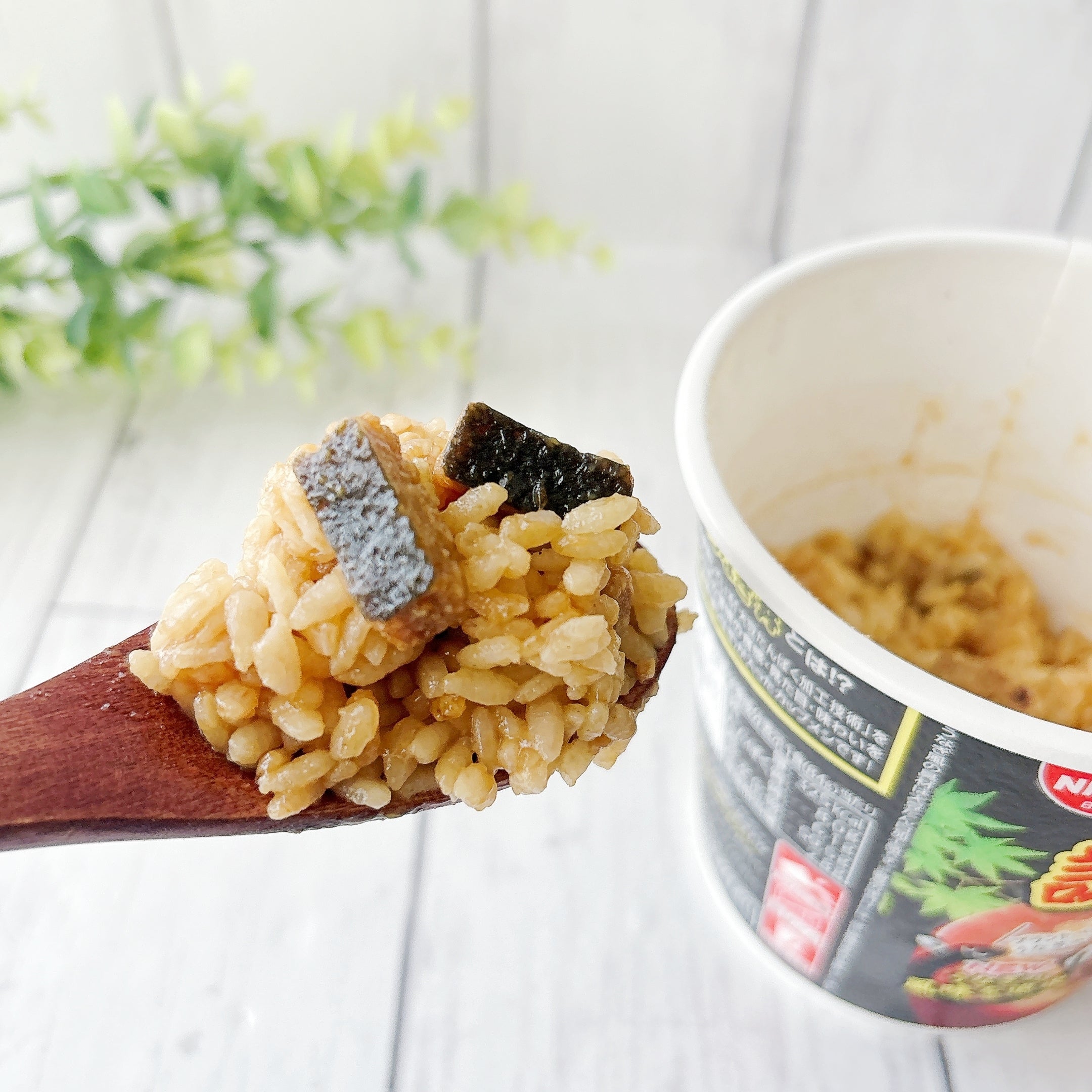 セブン‐イレブンで見つけた「日清謎うなぎ丼」スプーンですくって持ち上げた様子。