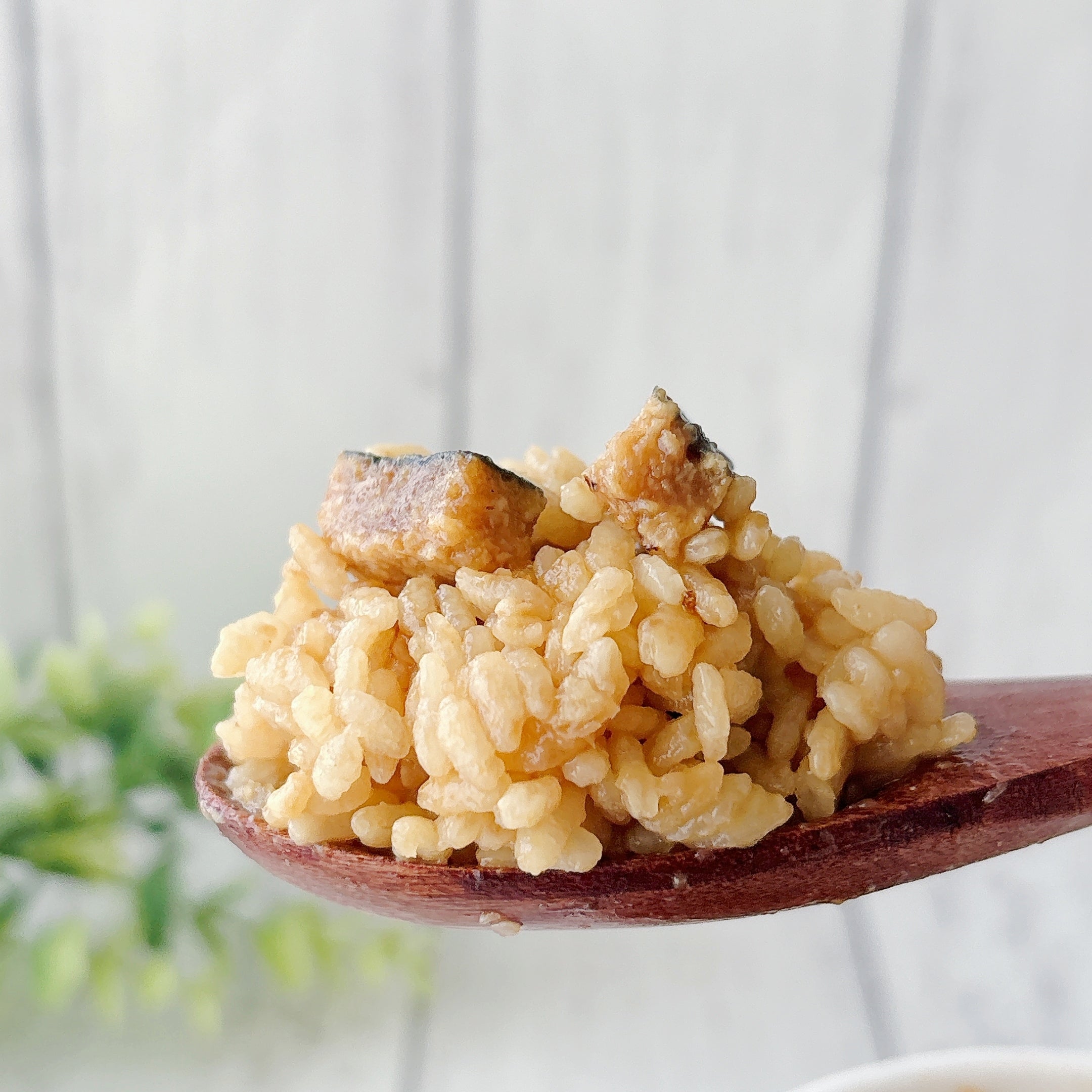 セブン‐イレブンで見つけた「日清謎うなぎ丼」スプーンで持ち上げている様子。