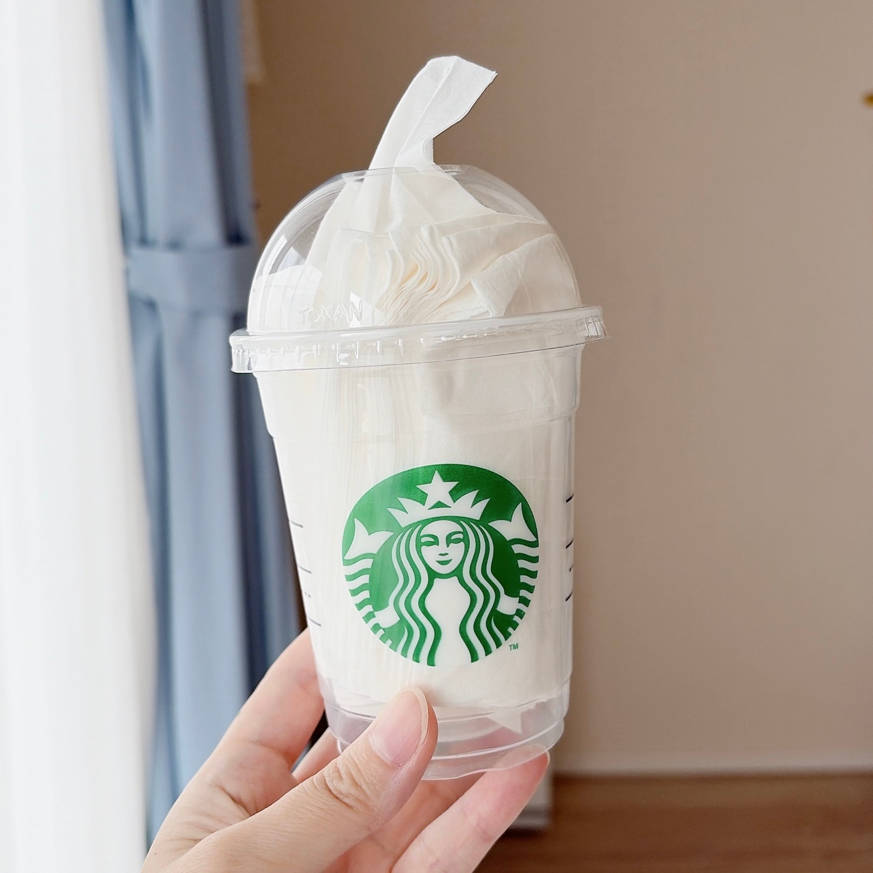 透明なカップにティッシュが入っている様子。スタバのロゴが見える。