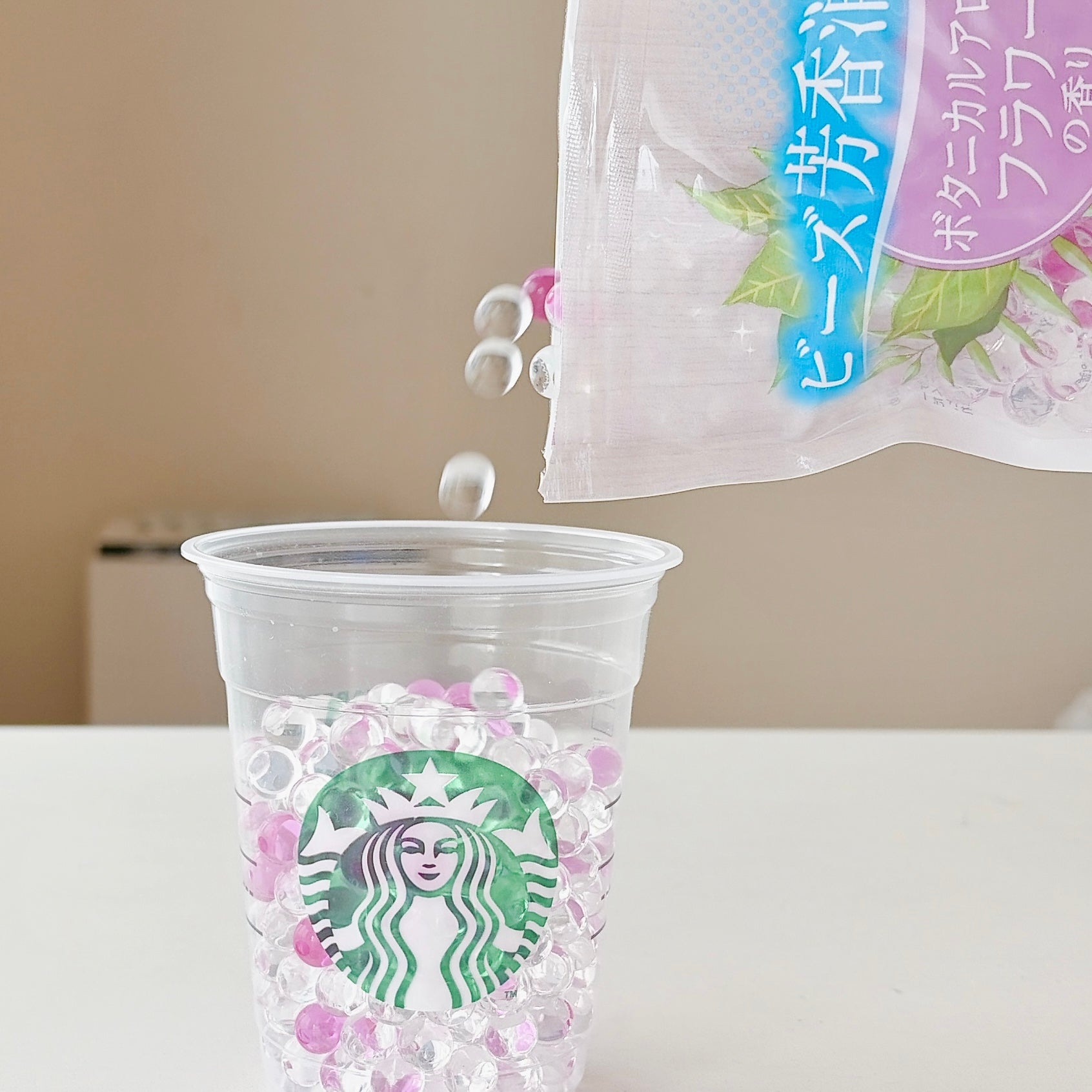 スタバのカップに消臭ビーズを入れている様子。