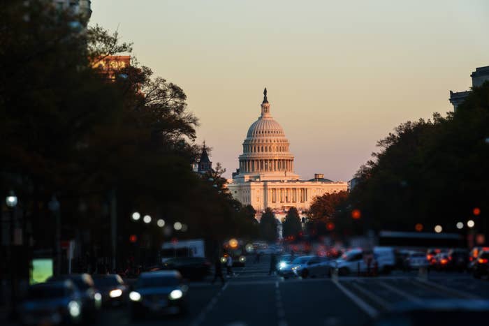 日の光に照らされる米連邦議事堂（イメージ写真）/ YayaErnst / Getty Images