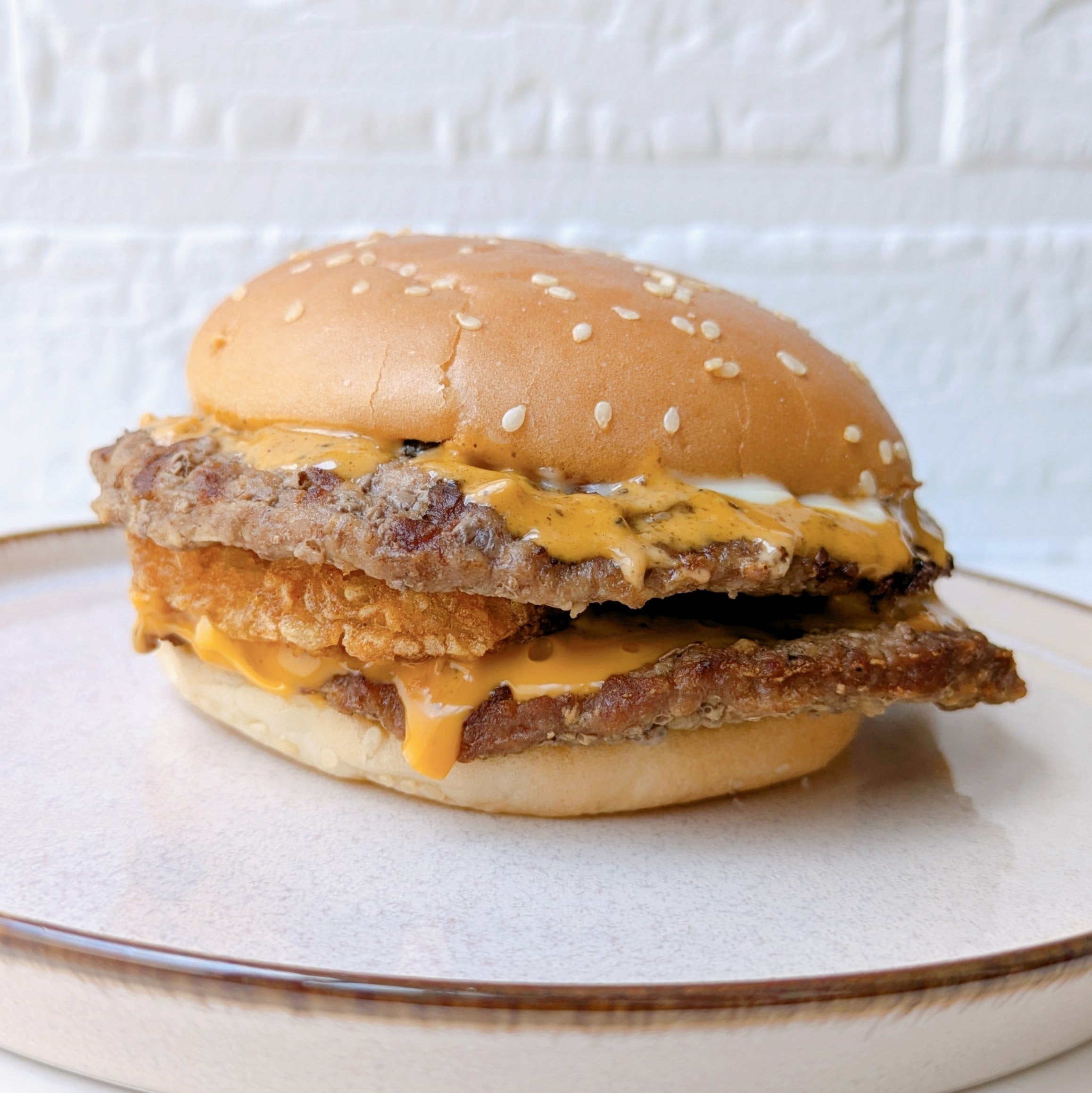 バーガーキングの「ダブルBeef＆ハッシュ ビッグマウスダーティ」ゴマ付きバンズにビーフ、チーズ、ハッシュブラウンが挟まれています。