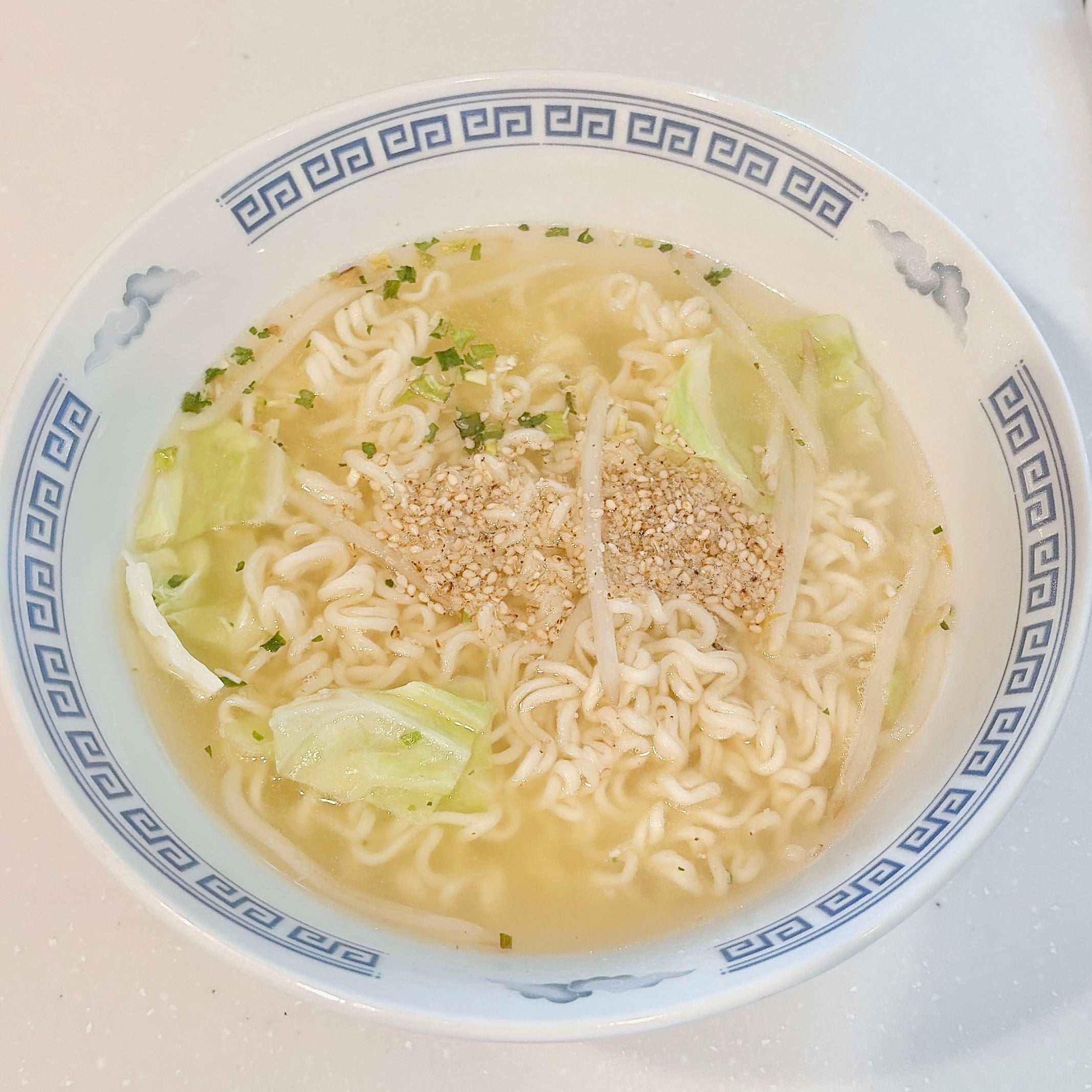 ラーメンの器に盛られたインスタントラーメン。