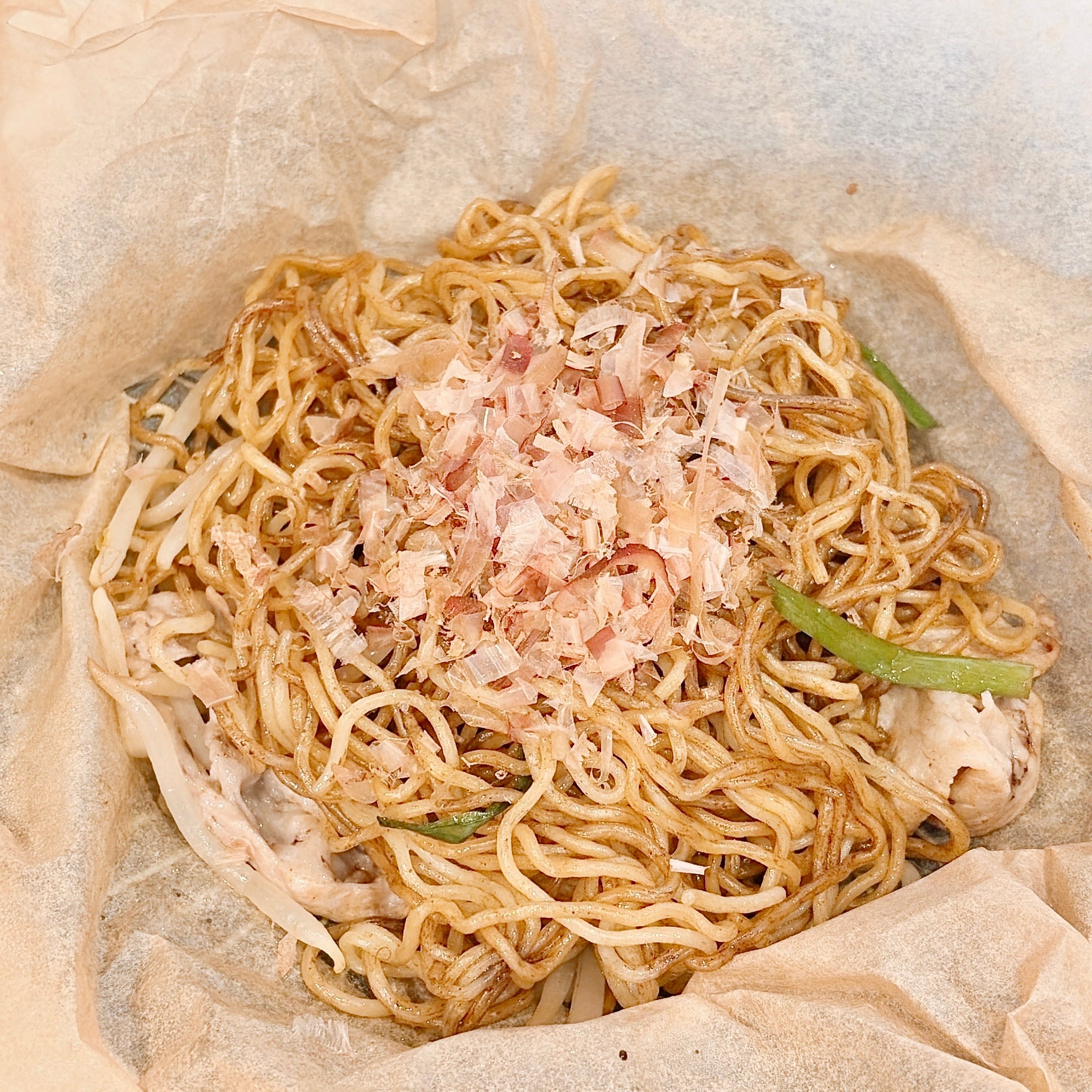 焼きそばに鰹節がかかった状態。野菜と一緒に盛り付けられ、シンプルで美味しそうな見た目です。