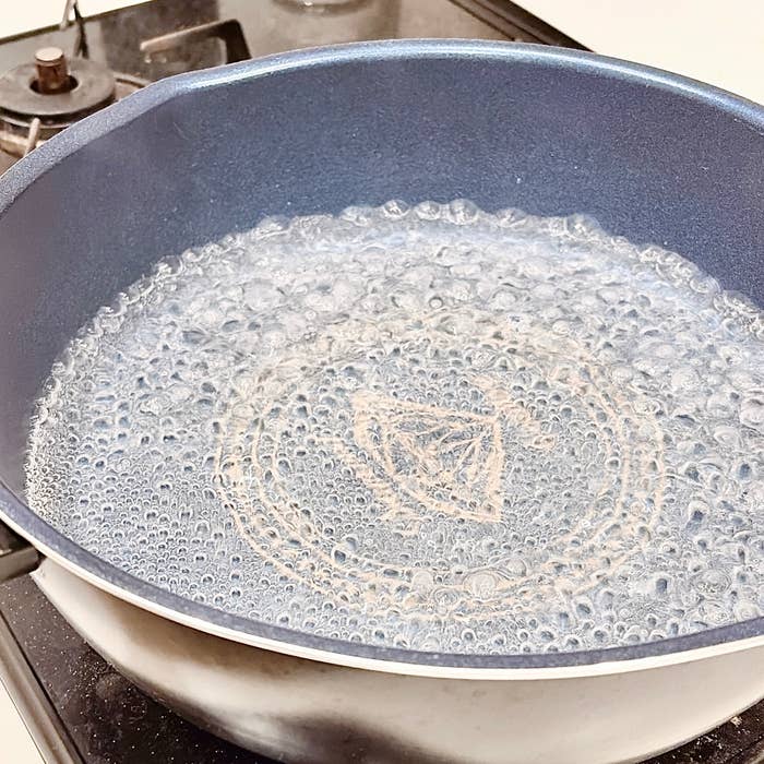 お湯が沸騰している様子。