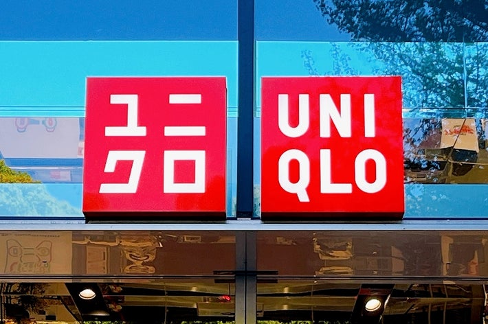 ユニクロの店舗入口。大きなガラス窓にロゴが表示され、店舗内の様子が見える。