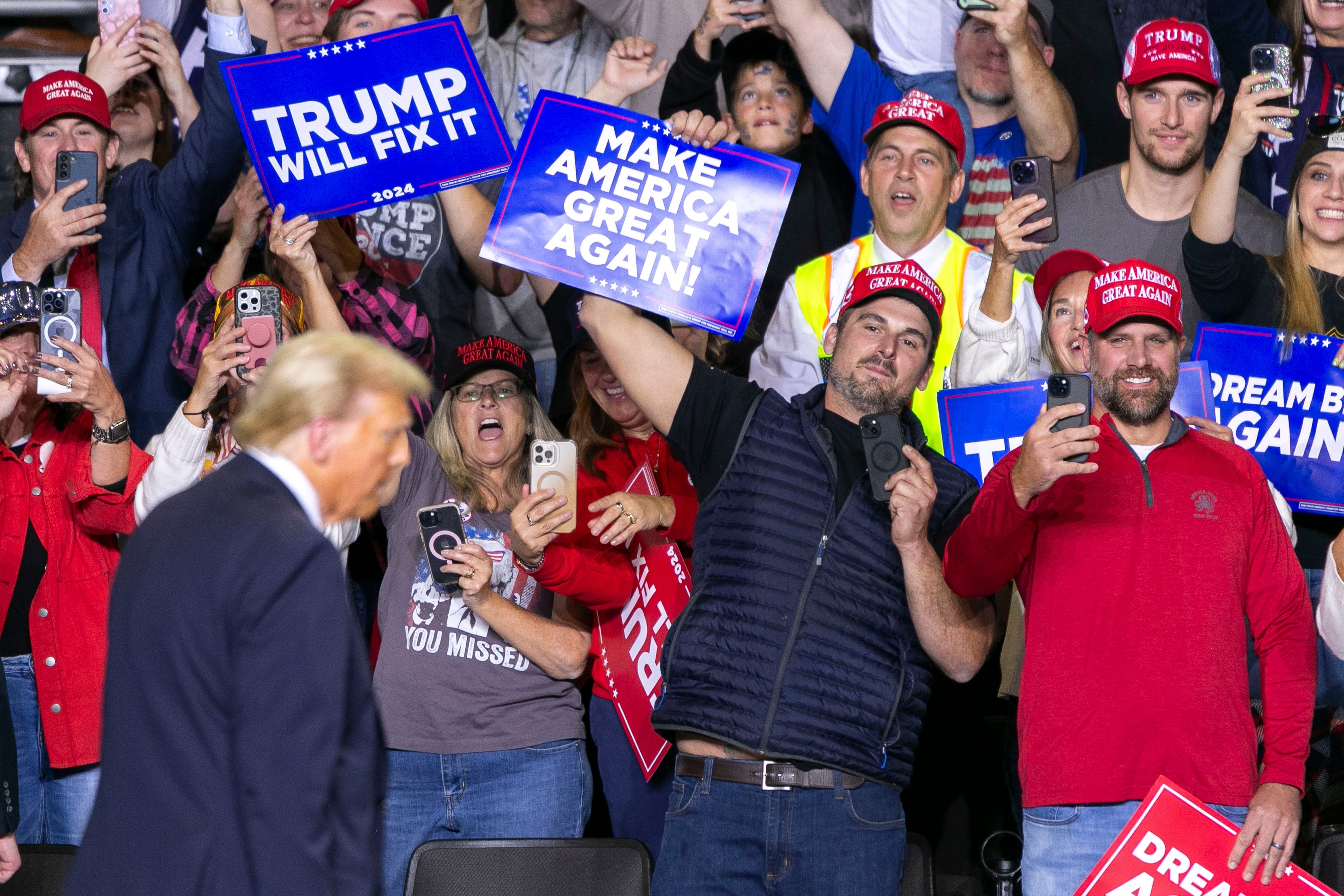 Publikum på et rally holder