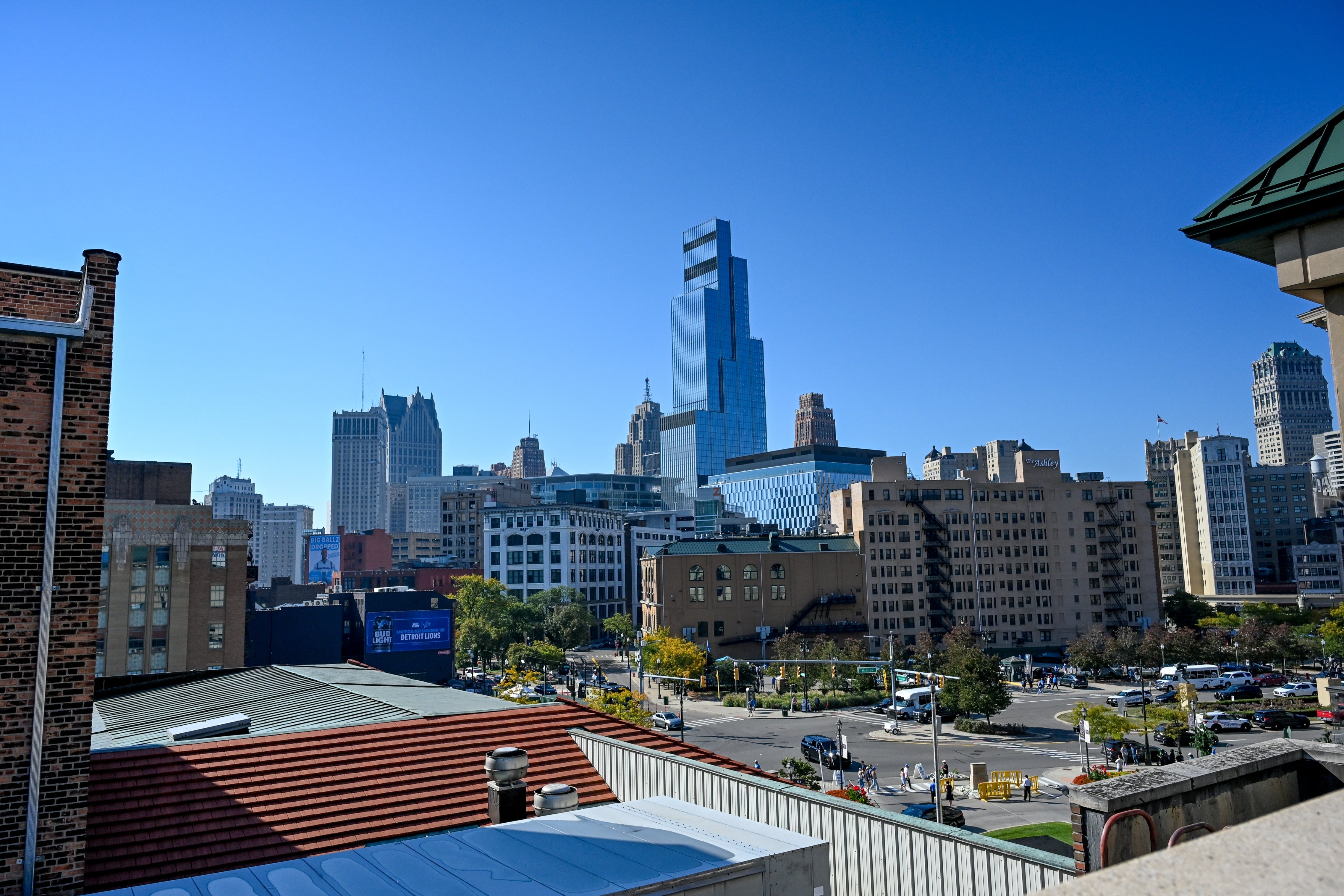 Byens skyline med moderne og historiske bygninger under en klar blå himmel. Urban scene med ulike arkitektoniske stiler