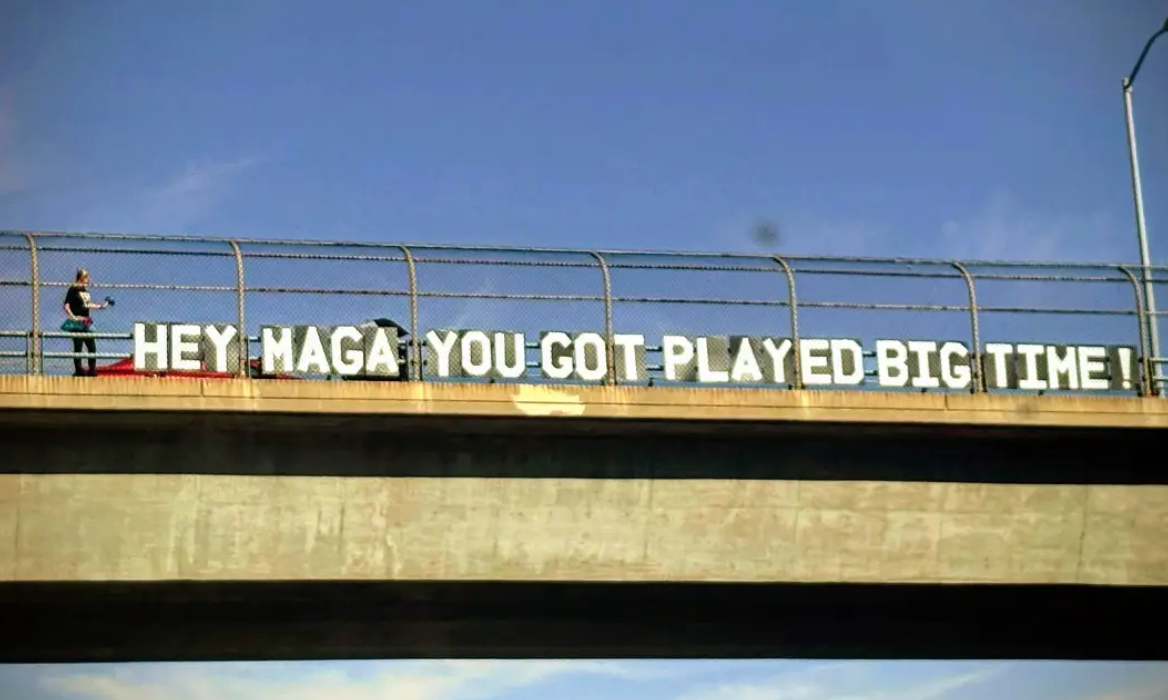 Banner på en overpass lyder: "HEI MAGA DU FÅR PLAYED BIG TIME!"