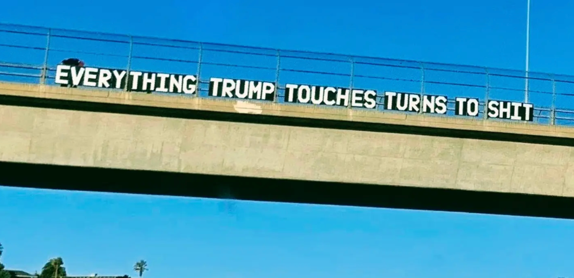 På et banner på en overgang står det: