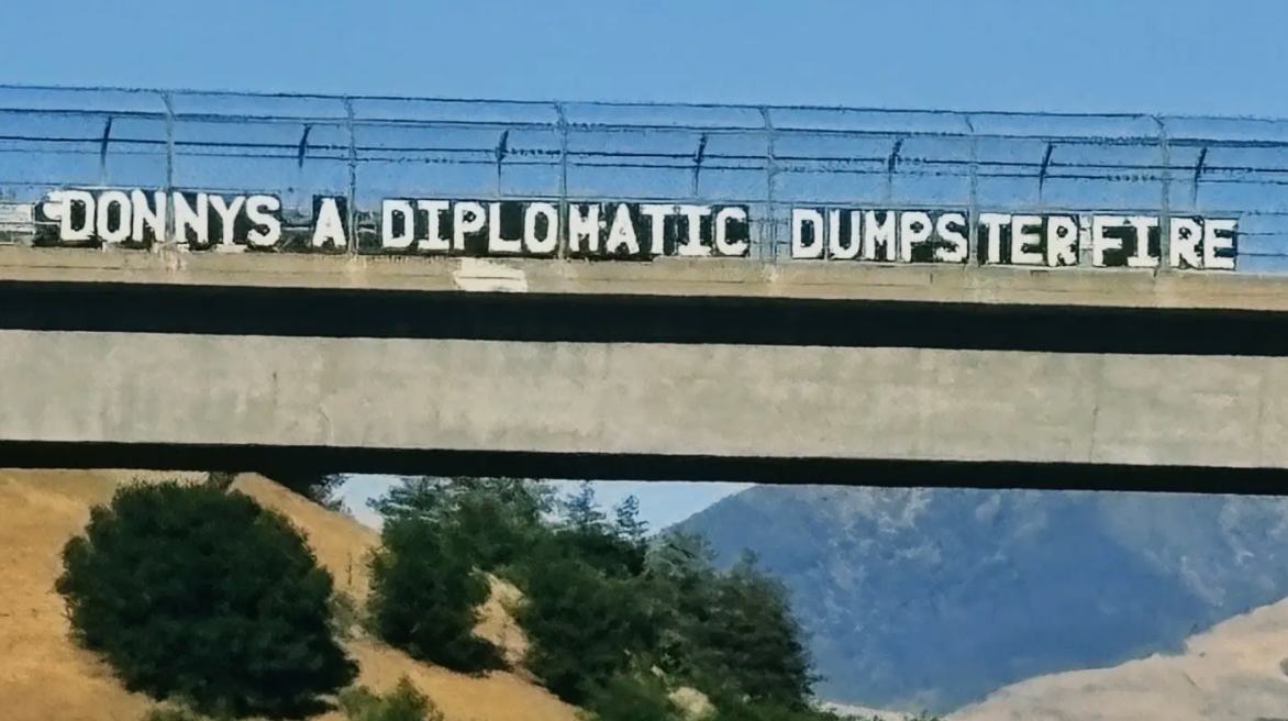 Graffiti på en overpass lyder: