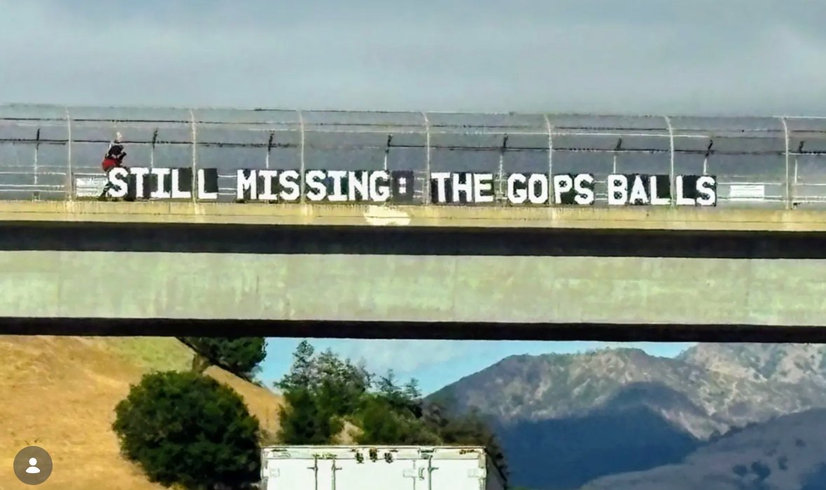 Stort skilt på en bro lyder: "STILL MISSING: THE GOP'S BALLS."