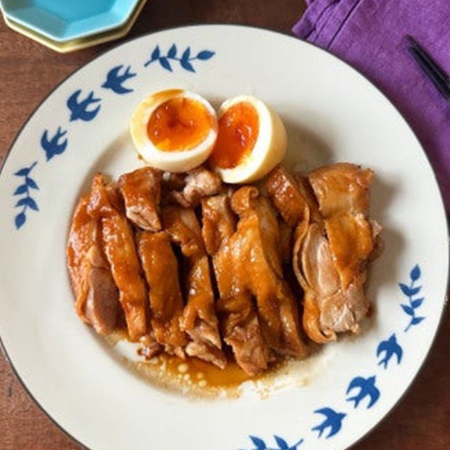 皿に盛られた照り焼きチキンと半熟たまご。
