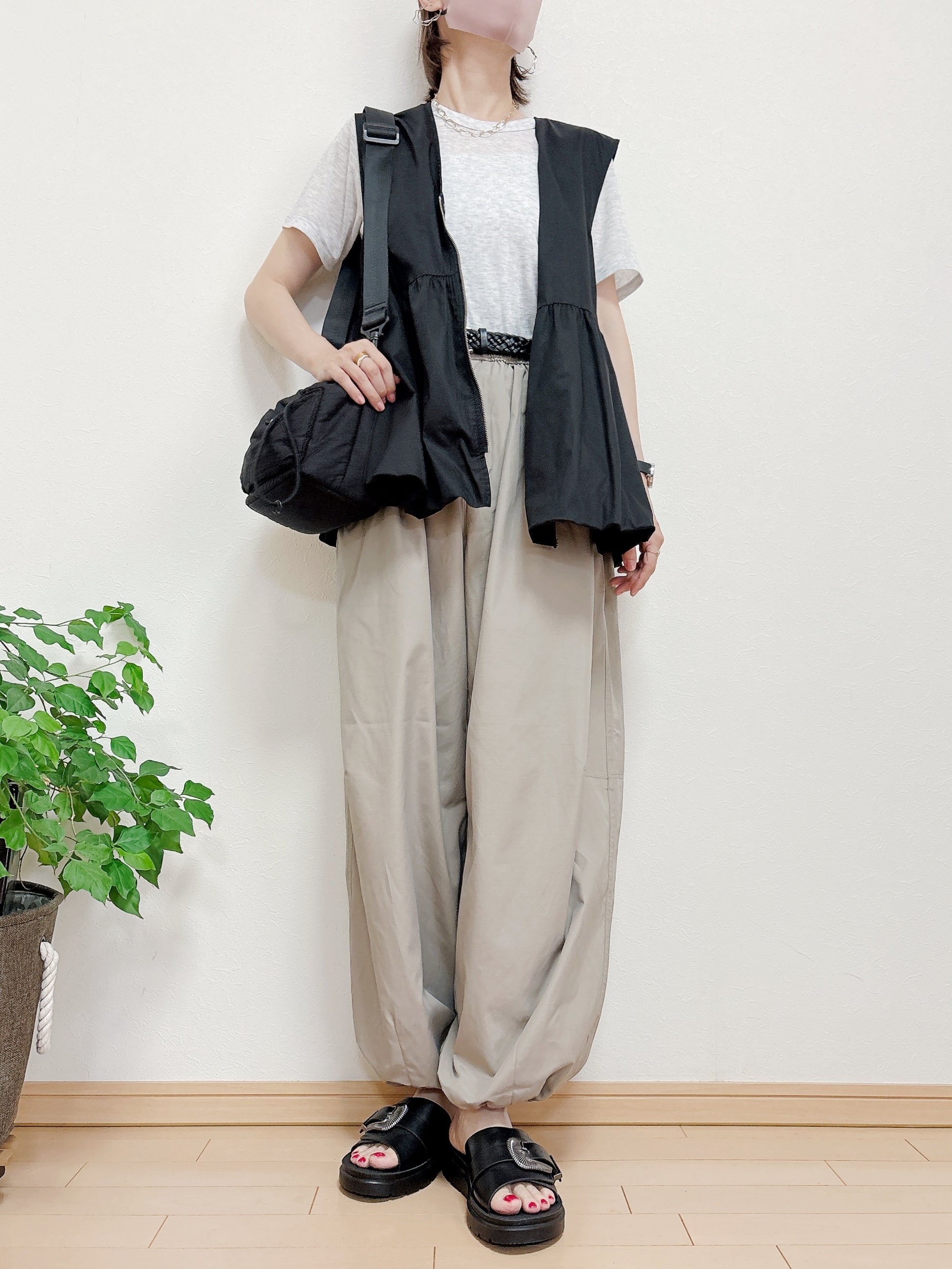 GU（ジーユー）の「バルーンパンツ」身長162cm女性でSサイズを着用。Tシャツやサンダルを合わせたコーディネート。