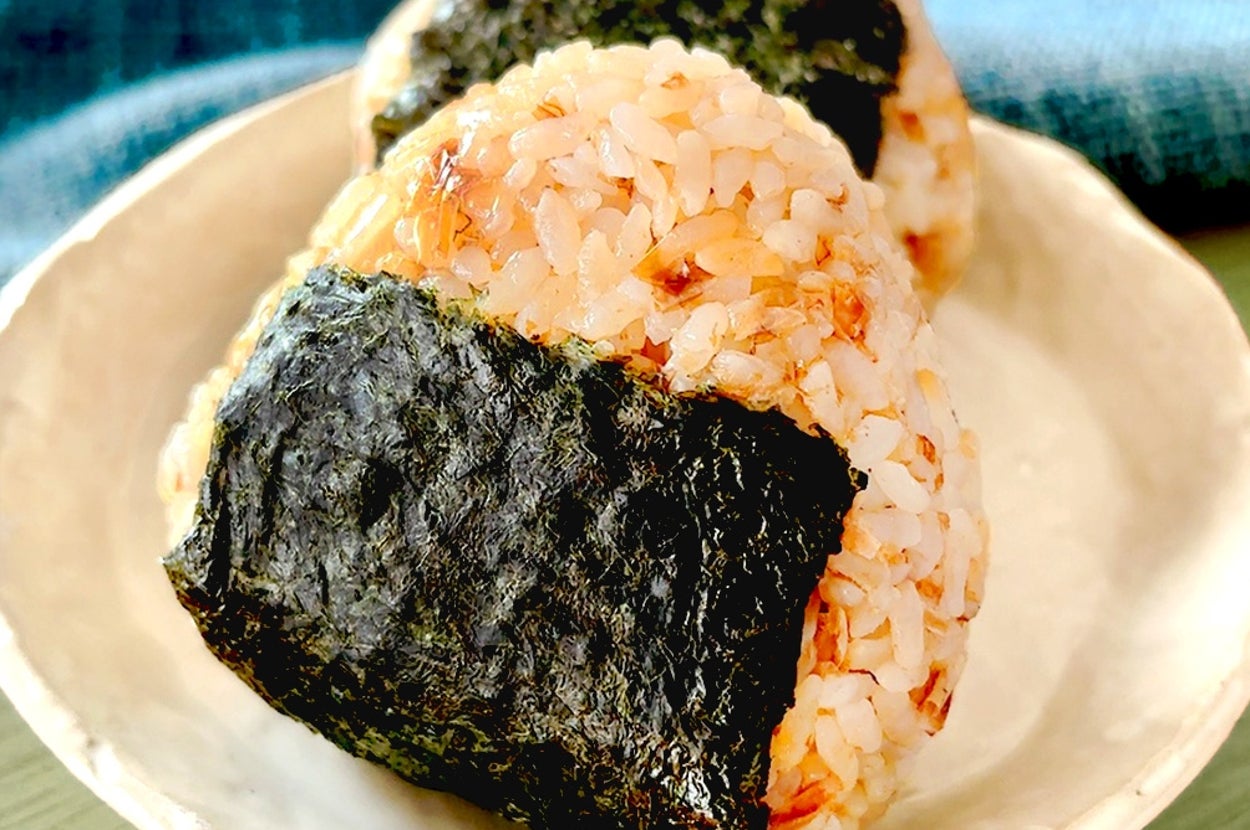 おにぎりが2個、皿にのっている。海苔で巻かれている。