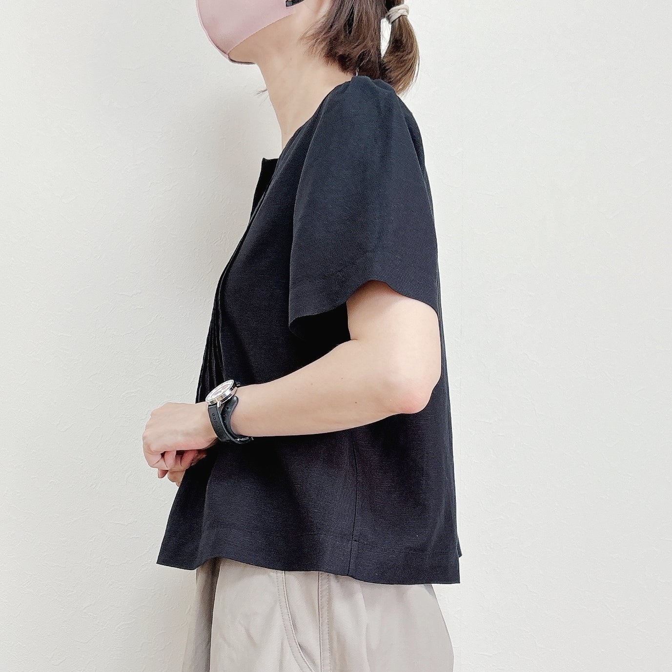 UNIQLO（ユニクロ）の「リネンブレンドキーネックブラウス」身長162cm女性でSサイズを着用。横向きに立っている様子。