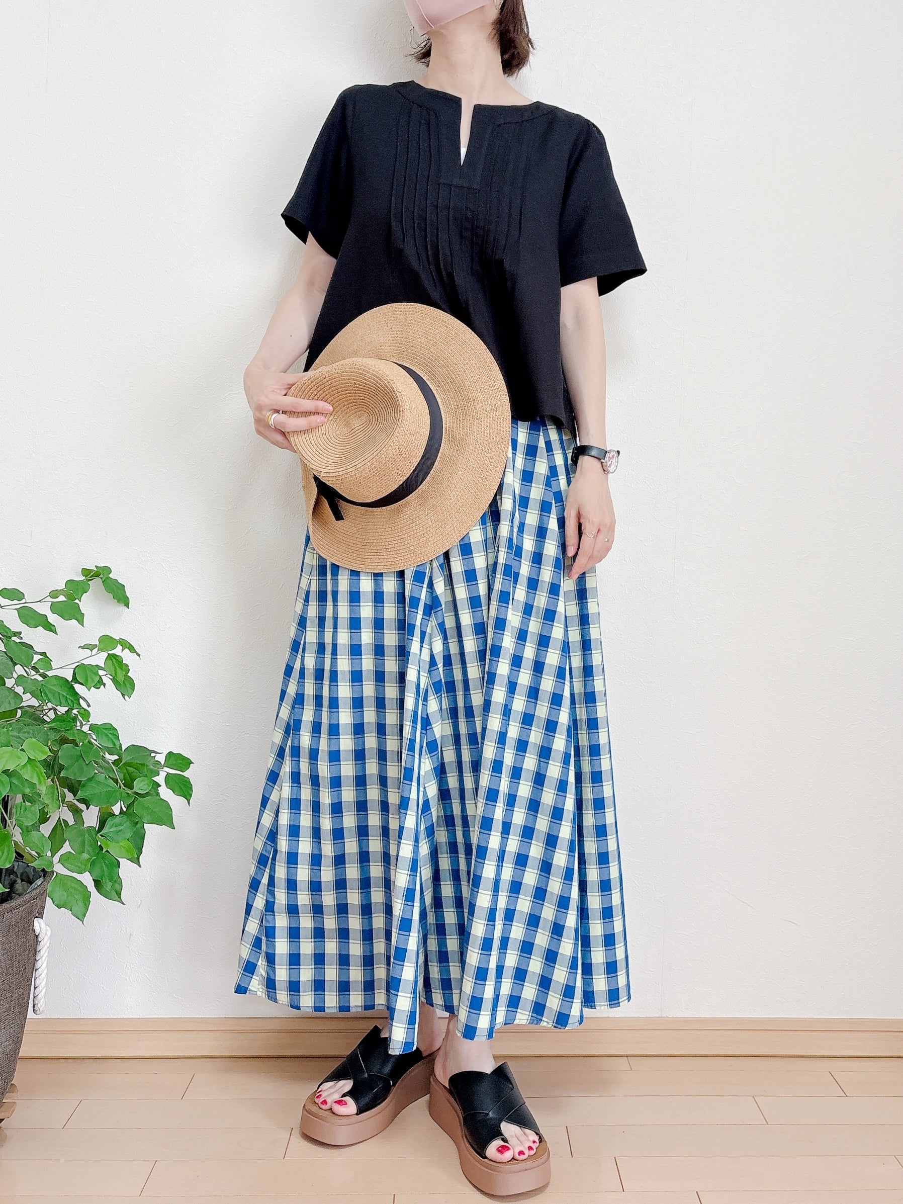 UNIQLO（ユニクロ）の「リネンブレンドキーネックブラウス」身長162cm女性でSサイズを着用。フレアスカートやサンダルと合わせたコーディネート。