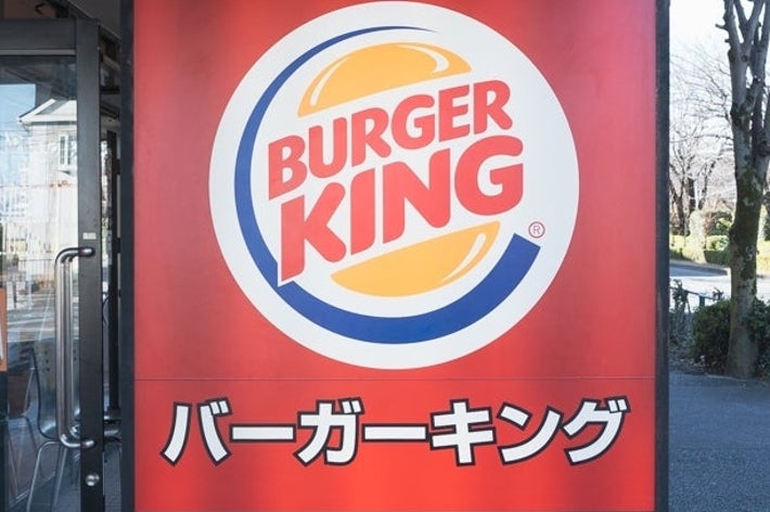 バーガーキングの看板がある店舗の外観。ドライブスルーの案内が表示されています。