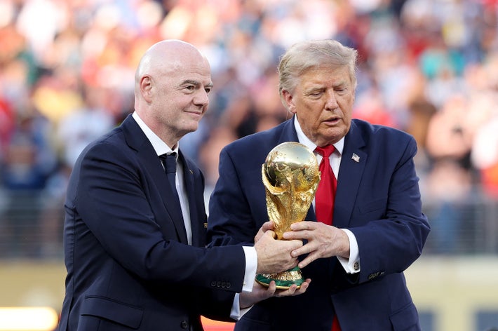 「2026 FIFAワールドカップ（W杯）」の表彰式でトロフィーを持つドナルド・トランプ米大統領とジャンニ・インファンティーノ会長（＝2026年7月19日撮影）/ Carl Recine / AFP＝時事