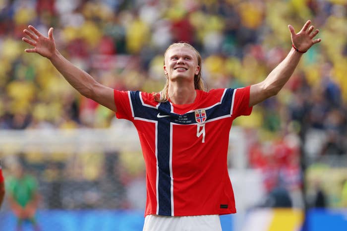 決勝トーナメント２回戦・ブラジル－ノルウェー。後半、２点目のゴールを決めて喜ぶノルウェーのアーリング・ハーランド＝７月５日、アメリカ・ニューヨーク（時事）