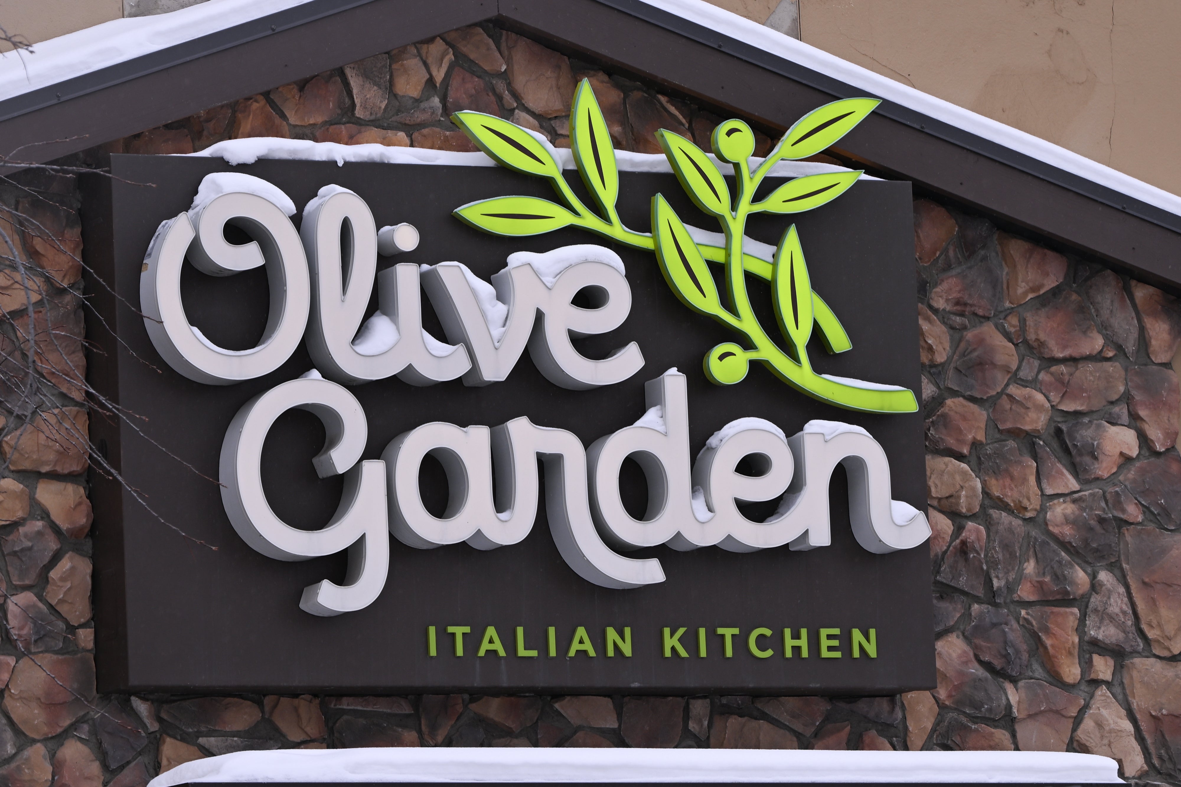 Sign for Olive Garden Italian Kitchen with chromatic inheritance and snowfall connected top