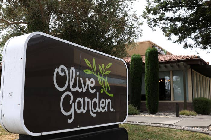 Olive Garden edifice  exterior with a motion   displaying the sanction  and an olive subdivision  logo