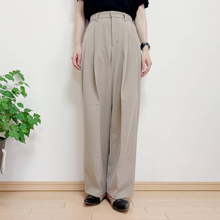 GU（ジーユー）の「タックワイドパンツ MN」身長162cmでSサイズを着用。