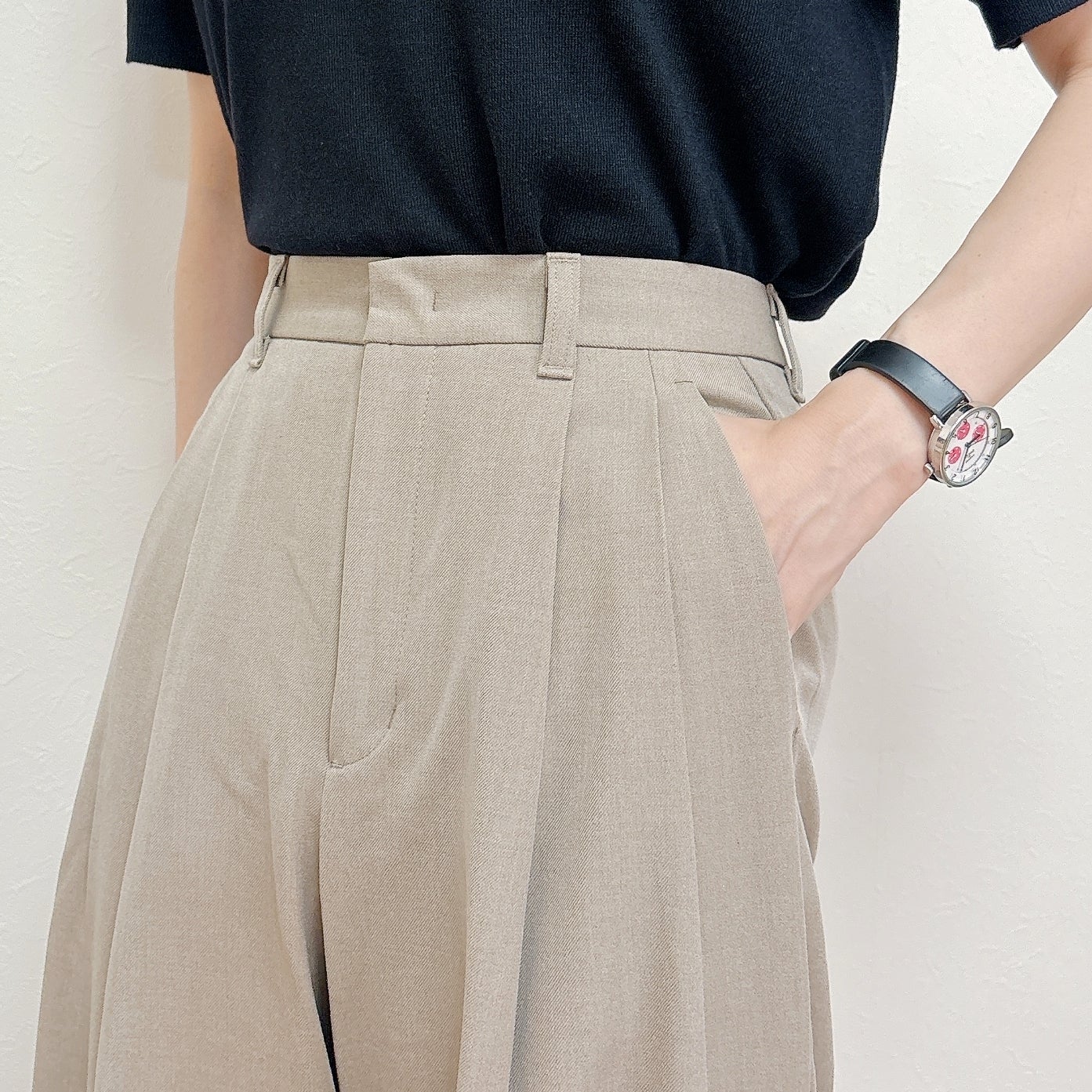 GU（ジーユー）の「タックワイドパンツ MN」身長162cmでSサイズを着用。ウエストのタック部分のクローズアップ。