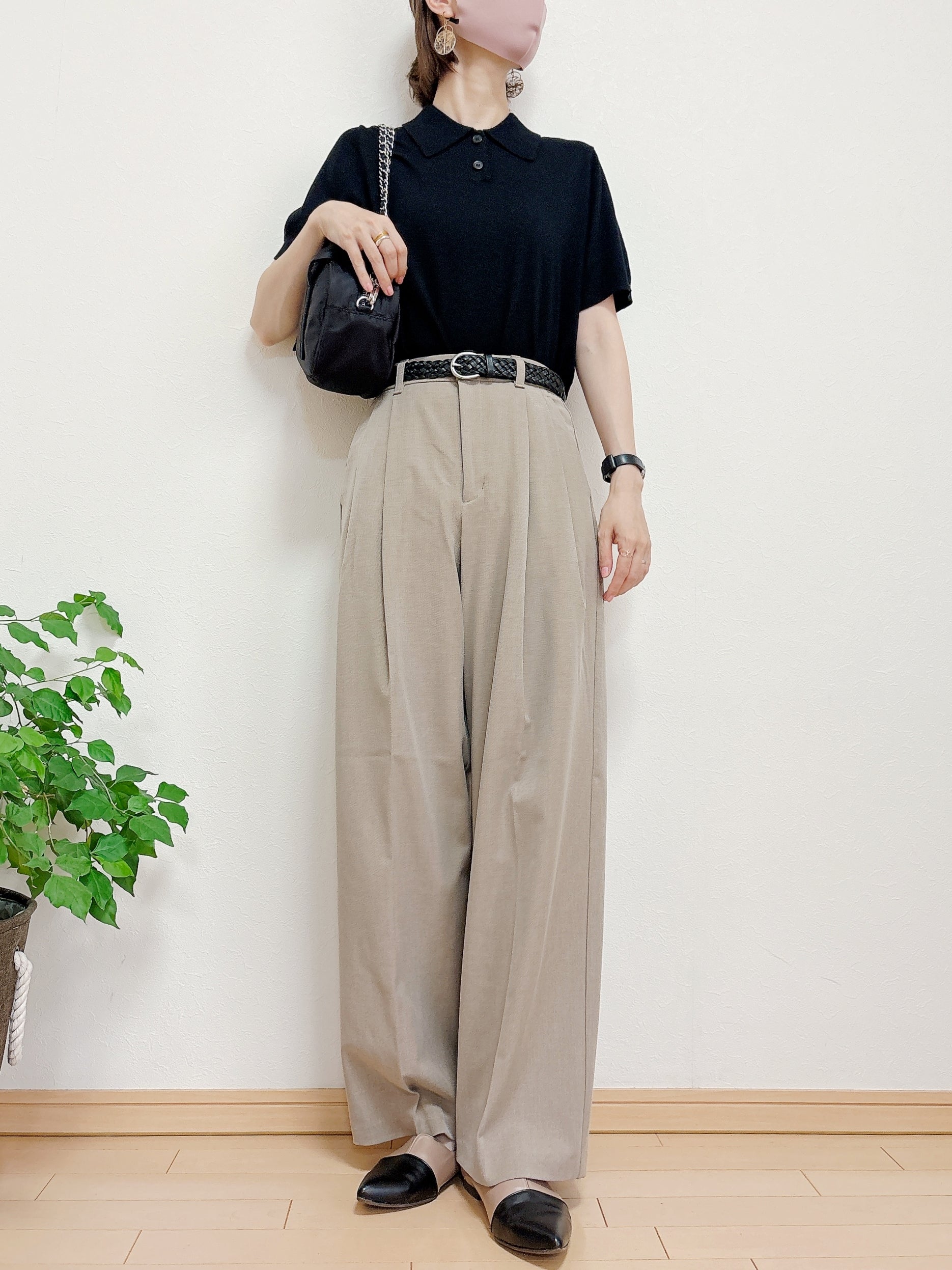 GU（ジーユー）の「タックワイドパンツ MN」身長162cmでSサイズを着用。ポロシャツやパンプスを合わせたコーディネート。