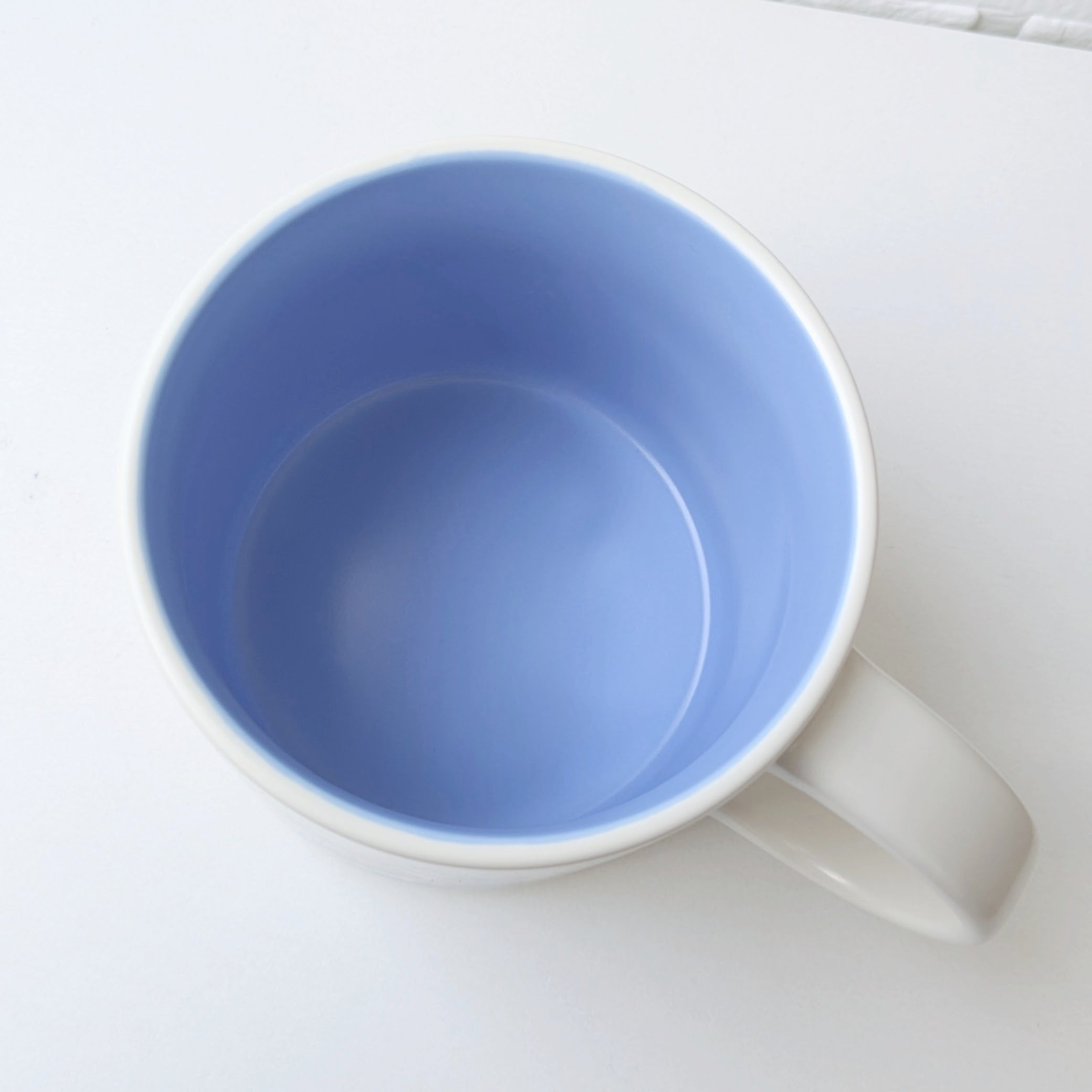 スターバックス「Discovery Series マグYOKOHAMA414ml」中が青くなっているマグカップ。