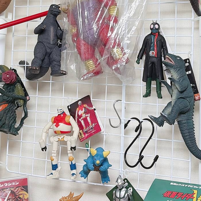 さまざまな特撮フィギュアがワイヤーネットに配置されています。