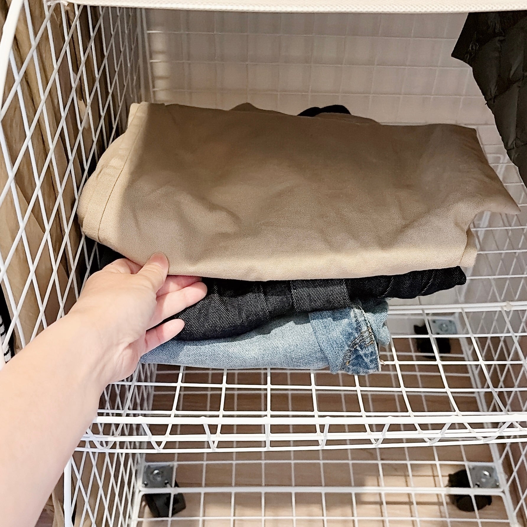 ワゴンの中にズボンを収納する瞬間。