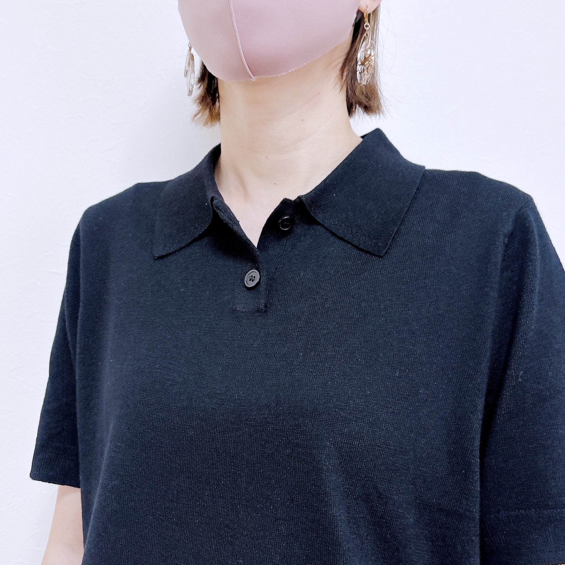 GU（ジーユー）の「ファインゲージニットポロシャツ（半袖）MN」身長162cm女性でMサイズを着用。首元のクローズアップ。