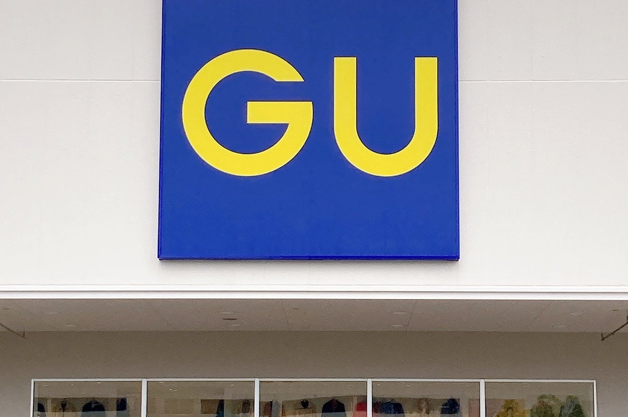 GUストアの外観。ブランドの大きなロゴが建物に表示されています。