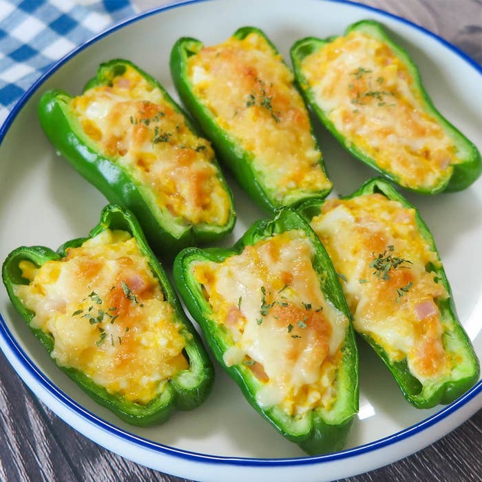 お皿に盛られた、ピーマンのハムたまチーズ焼き。