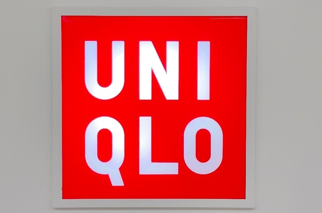 UNIQLOの赤い看板。