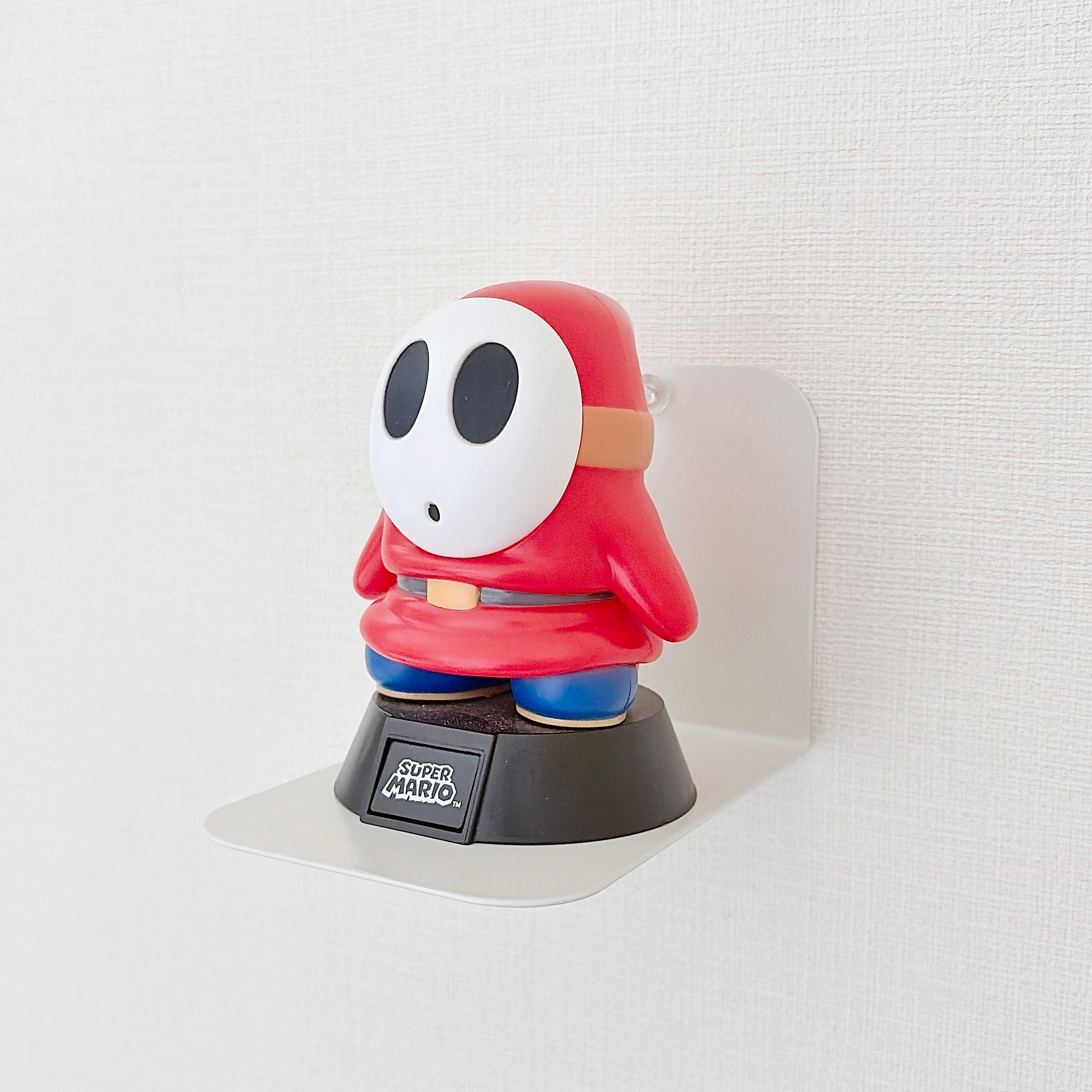 スーパーマリオのキャラクター「ヘイホー」のフィギュアが壁に設置されている。