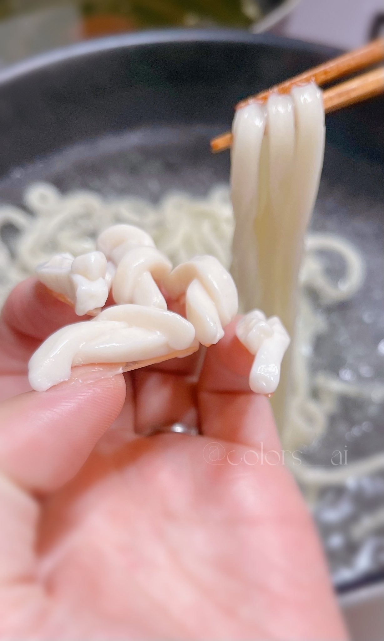 うどんネイルと本物のうどん（すずきさんのX（@colors_ai）より）