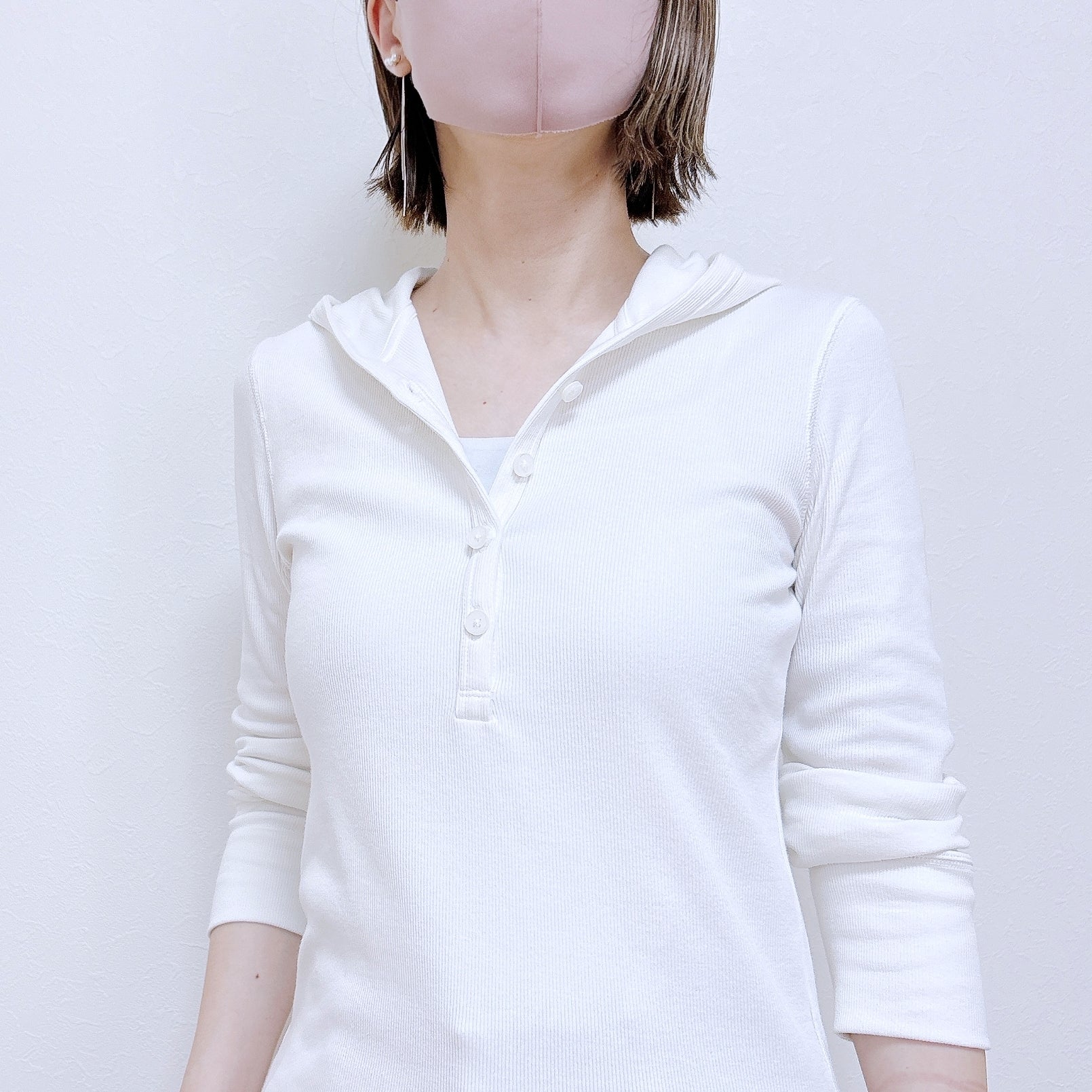 UNIQLO（ユニクロ）の「フーデッドリブT」身長162cm女性でMサイズを着用。首元のクローズアップ。