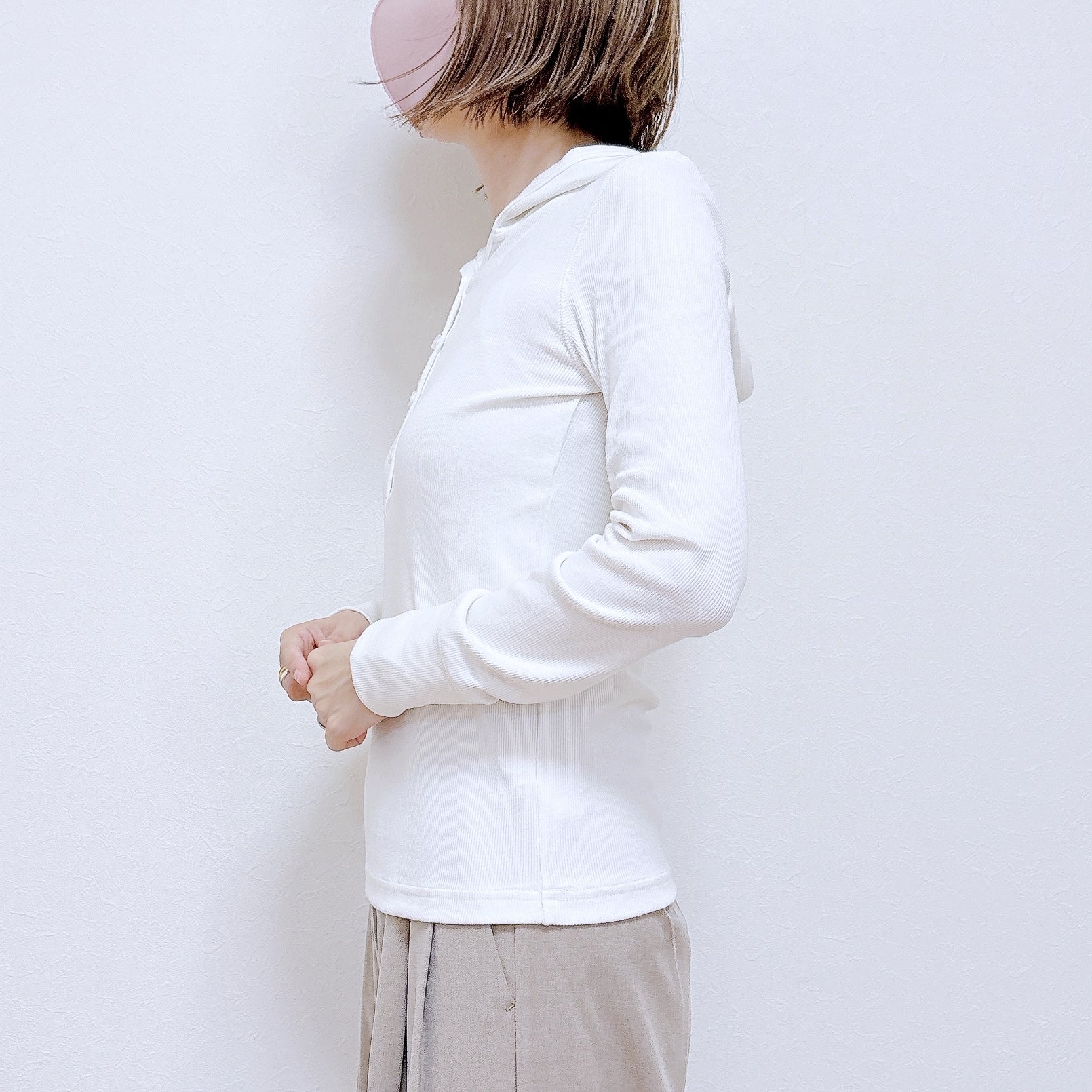 UNIQLO（ユニクロ）の「フーデッドリブT」身長162cm女性でMサイズを着用。横を向いて立っている様子。