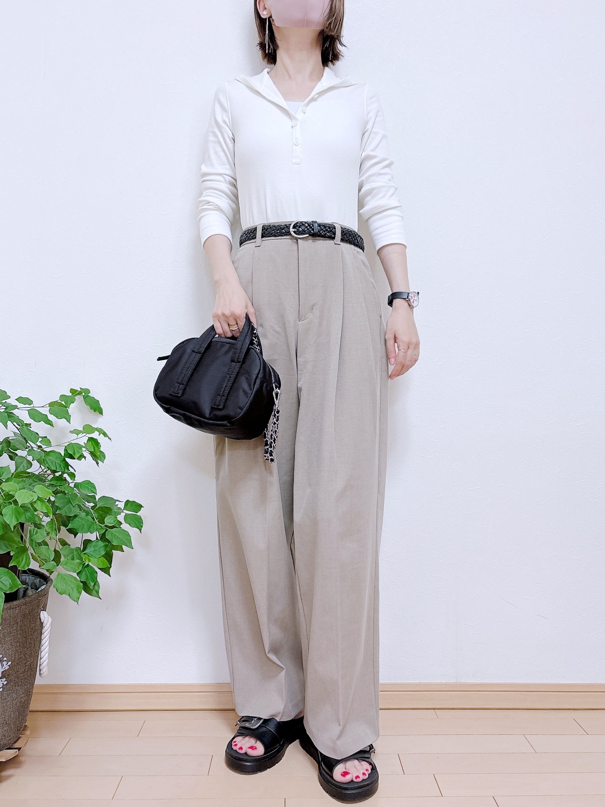 UNIQLO（ユニクロ）の「フーデッドリブT」身長162cm女性でMサイズを着用。ワイドパンツやサンダルを合わせたコーディネート。