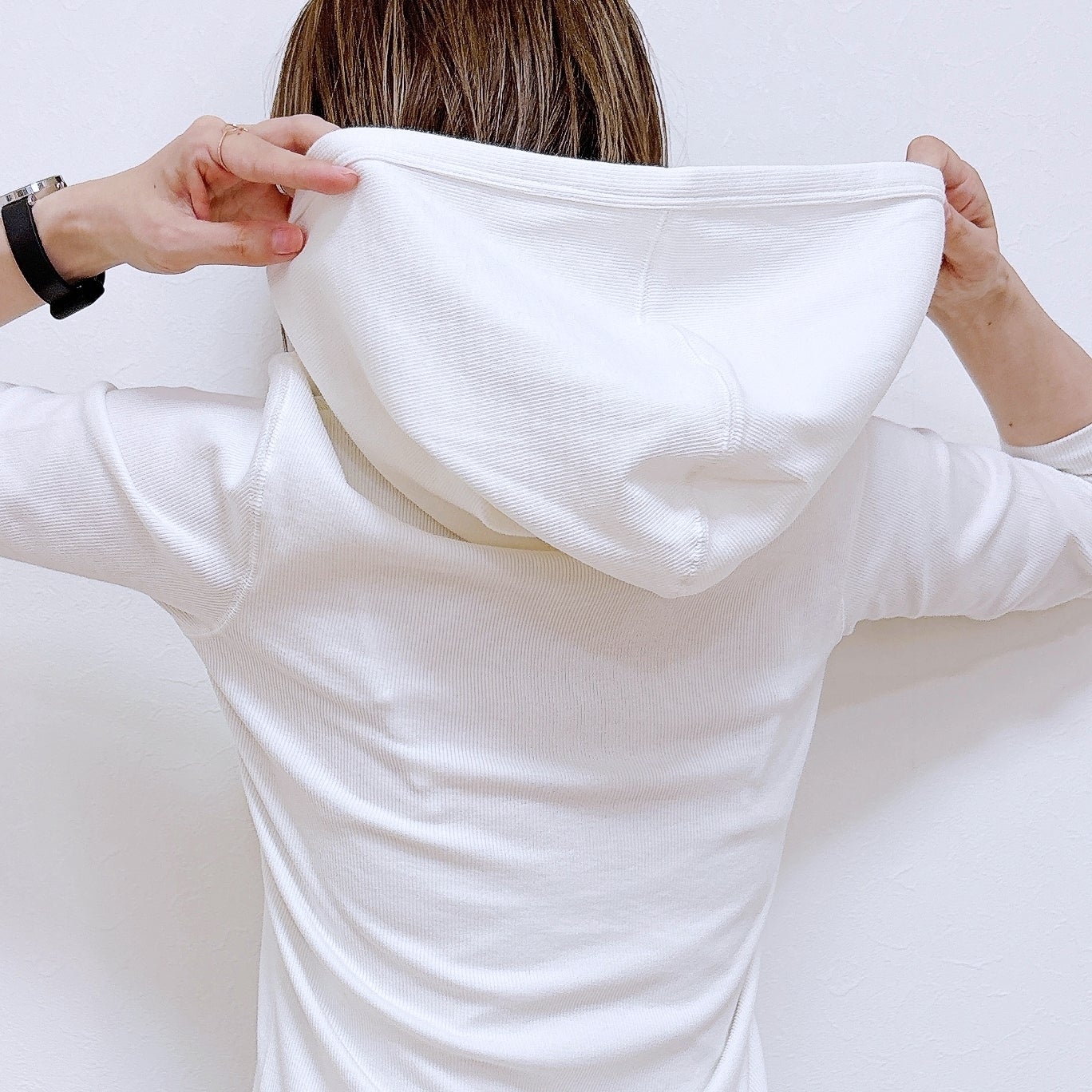 UNIQLO（ユニクロ）の「フーデッドリブT」身長162cm女性でMサイズを着用。後ろを向いてフードを被ろうとしている様子。