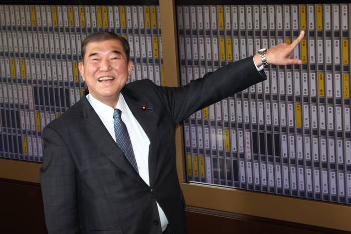 第２２１特別国会が召集され、登院した自民党の石破茂前首相＝２月１８日午前、国会内（時事）