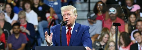 米ジョージア州マリエッタのウィーラー高校で演説するドナルド・トランプ米大統領（＝2026年7月22日撮影）/ SAUL LOEB / AFP＝時事