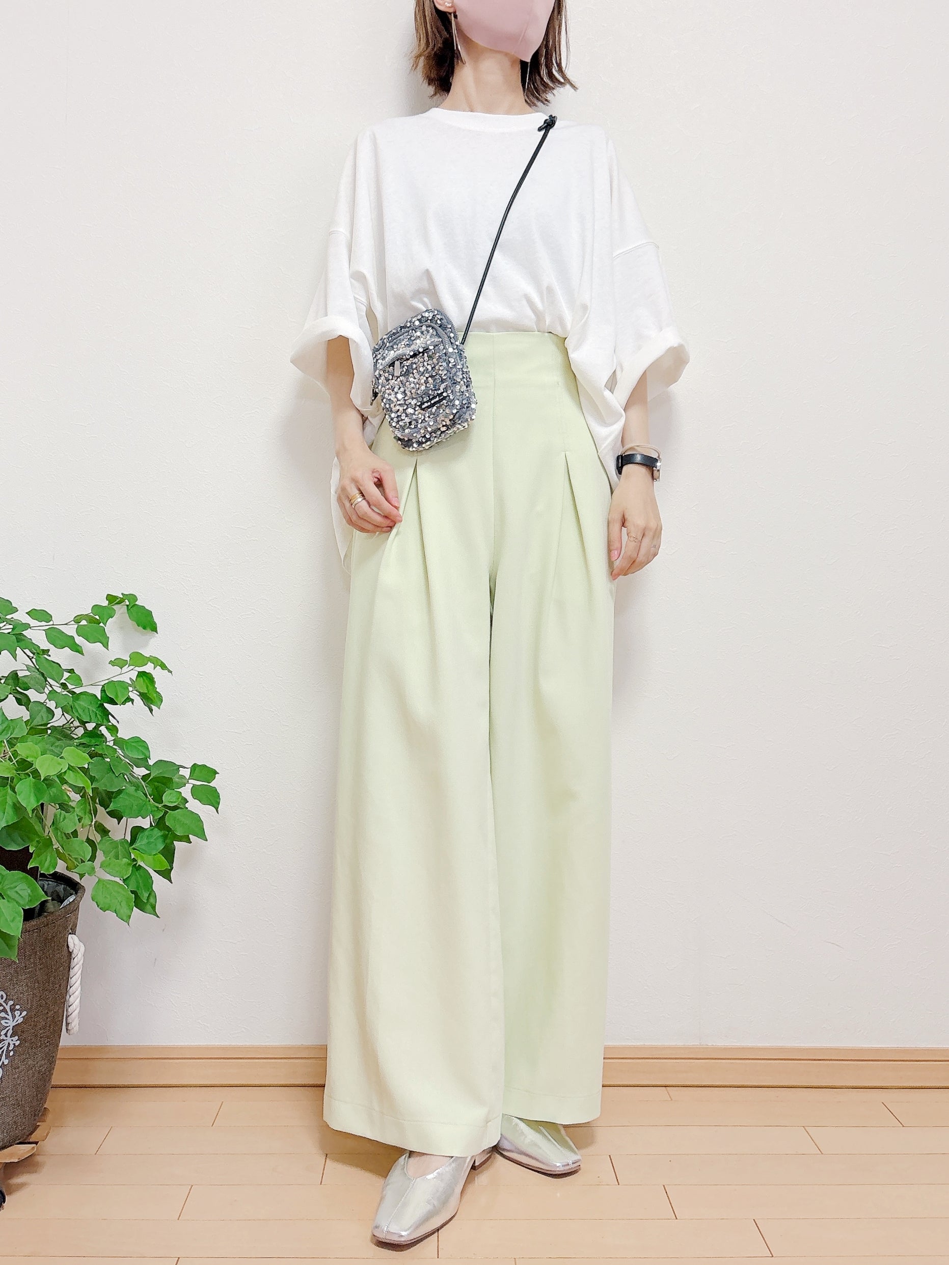 GU（ジーユー）の「スーパーオーバーサイズT ST」身長162cm女性でS/Mサイズを着用。ワイドパンツとパンプスを合わせたコーディネート。