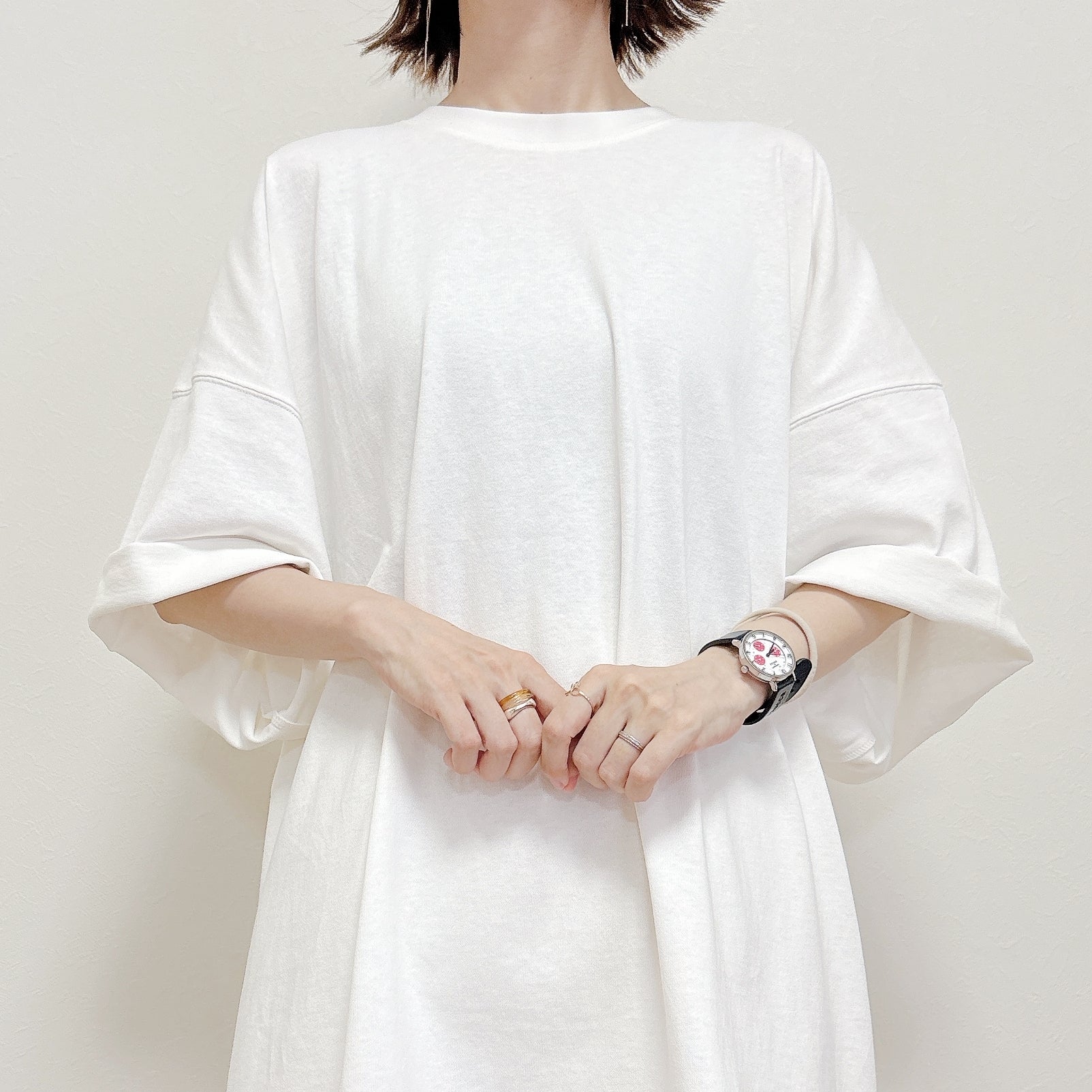 GU（ジーユー）の「スーパーオーバーサイズT ST」身長162cm女性でS/Mサイズを着用。袖をまくって着用している様子。