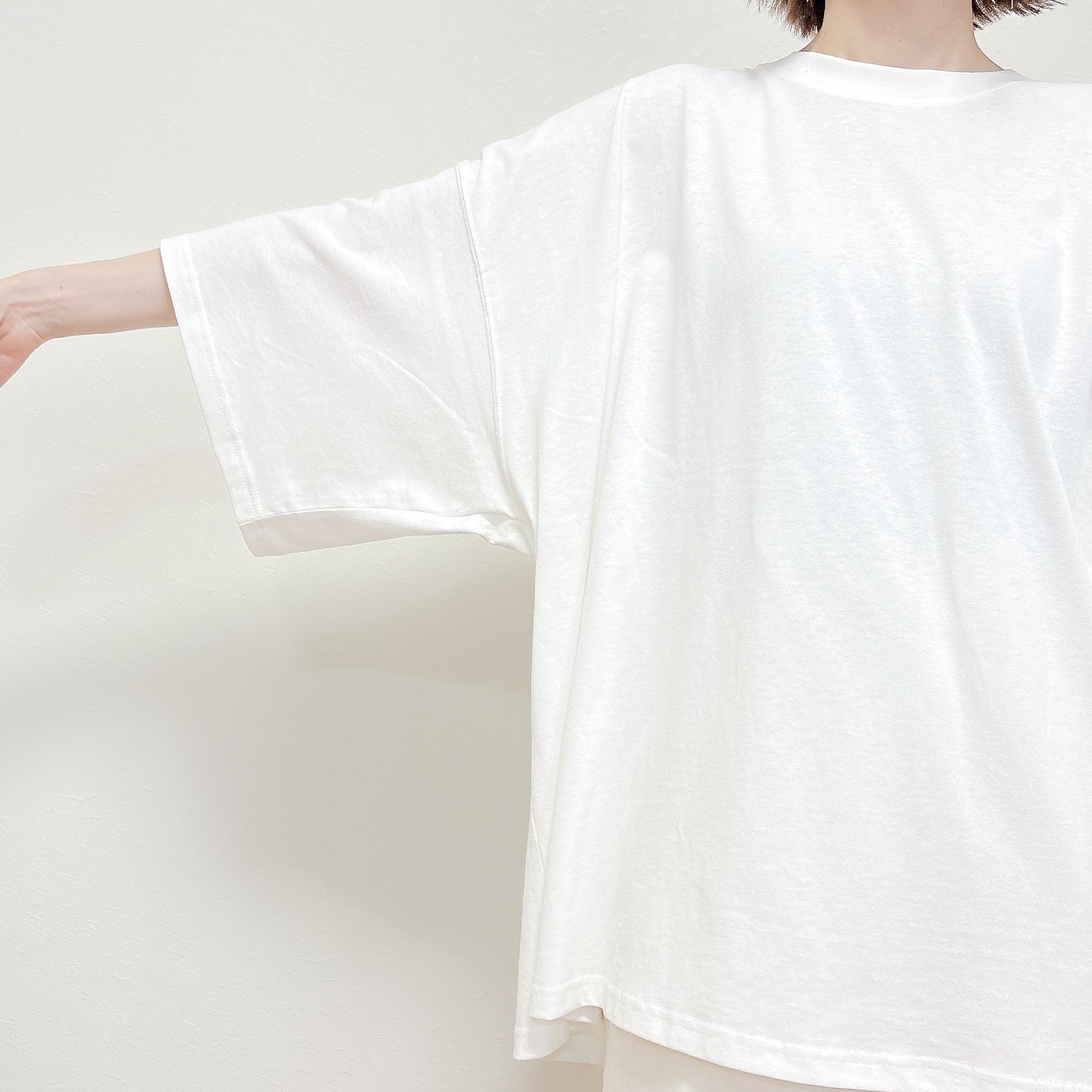 GU（ジーユー）の「スーパーオーバーサイズT ST」身長162cm女性でS/Mサイズを着用。袖部分のクローズアップ。