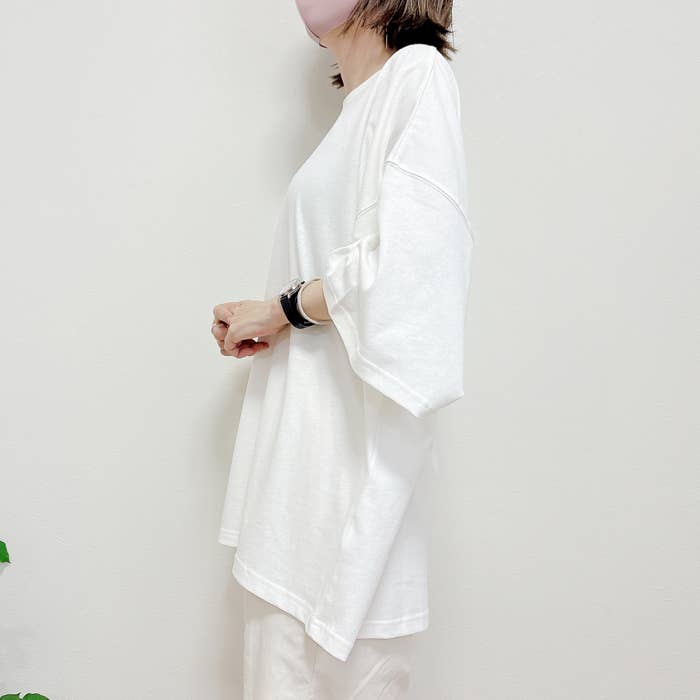 GU（ジーユー）の「スーパーオーバーサイズT ST」身長162cm女性でS/Mサイズを着用。横を向いて立っている様子。