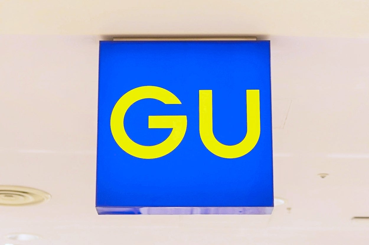 GUの店舗看板が天井から吊り下げられている。