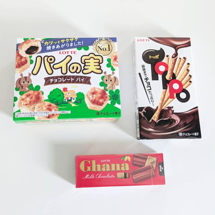 セブン-イレブン「セブン‐イレブン限定 オリジナルチャーム（全6種）」ロッテの3種類のチョコ菓子パッケージ:パイの実、トッポ、ガーナスリムパック。
